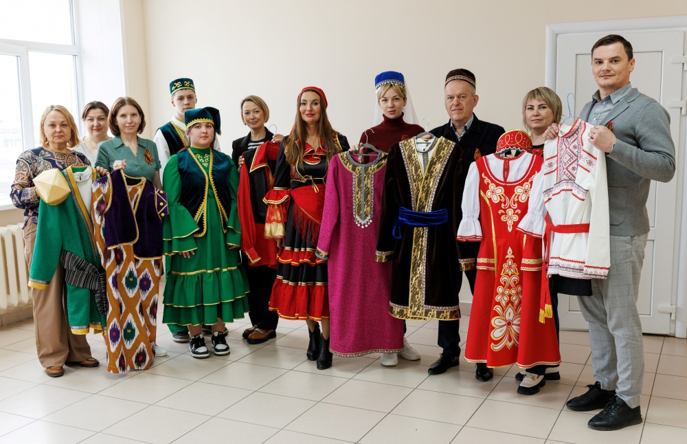 Ассамблея народов России передала тюменским школам № 9 и № 69 национальные костюмы 