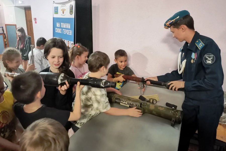 «К Победе шли вместе»: в ДК «Поиск» состоялся урок мужества для школьников 